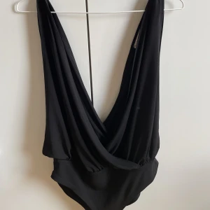 Body!! - Oanvänd body, så fin på! Perfekt till jeans eller kjol! Passar 36-38 beroende på passform