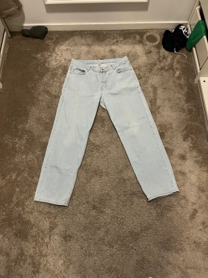 Ljusblåa Baggy Jeans Junkyard - Ljusblå baggy jeans från junkyard som är perfekt för dom som går får skater stilen. Perfekt längd för de som är runt 185. Ingen skada på byxorna. Inköpspris 600kr