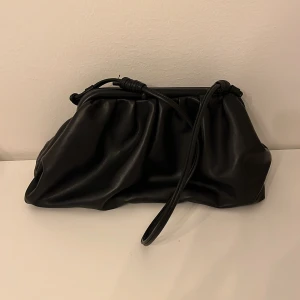 Svart väska - Säljer denna väska som är använd bara några få gånger, banden går att justera. Pris går att diskutera ❤️