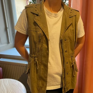 Khaki väst - På måndag 10/04 släpps denna väst på vår hemsida som finns länkad i vår profil på ig: Utvaltuf🥰