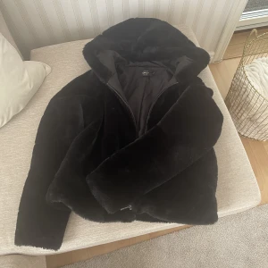 Svart jacka - En superskön svart jacka med luva som inte riktigt kommer till användning, går bra att använda ”köp nu” funktionen ☺️☺️