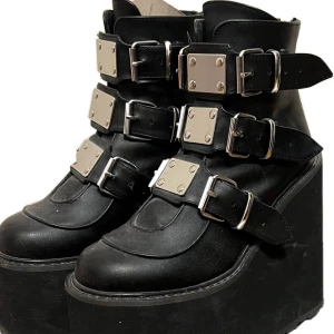 Demonias  - Riktiga demonias som jag har köpt på nätet (originala pris 2000)!  Storlek 36 och har används ett par gånger! Lite smutsiga men fixar det! Gratis frakt !