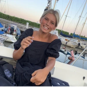 Klänning - Min favorit. Söt svart klänning som kav användas till uppklädda samt vanligare tillställnibgar. Går inte att köpa längre, köpt för 500kr. Funkar på alla kroppar. Fint svall, luftig. Slutar innan knäna.💞🌷 pris kan diskuteras