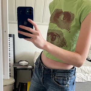 Grön tröja med tryck - Skit cool tröja från H&M säljes pga att modellen inte var som jag förväntade mig, aldrig använd så är i bra skick.  20kr + frakt (51kr)  Storlek: S 