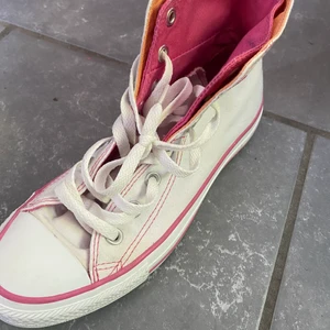 Converse - Oanvända Converse! Köpta för 1200kr säljer för 500kr. Strl 39 men passar 38💘