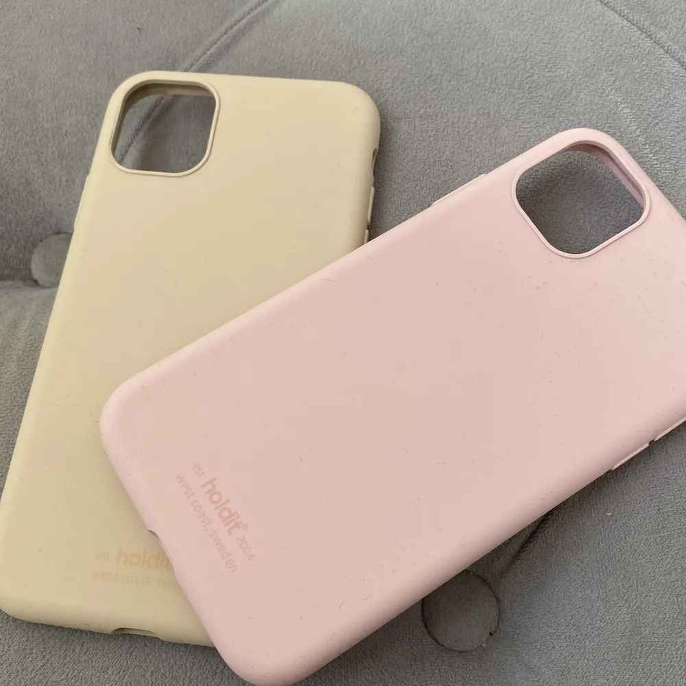 🌹IPHONE 11🌹 2st holdit skal beige och rosa. 1 ideal of sweden skal (marmor)  Aldrig använt (säljs pga aldrig använt). Accessoarer.