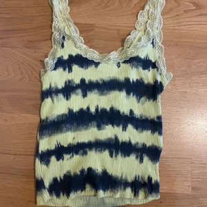 Söt topp! - Cool och söt topp perfekt till sommaren! Knappt använd. Stl. Xs-M