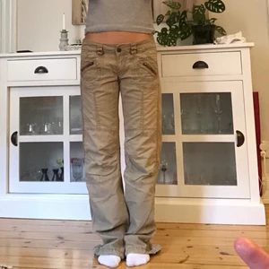 Cargopants - Skit snygga gröna lågmidjade Cargopants i storlek 36! Bra skick✨ jag är 160cm för referens:) midjemått: 82cm Innerbenslängd: 82cm ❗️BUD ÄR BINDANDE❗️