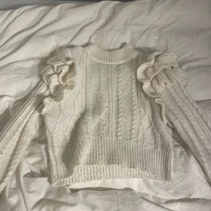 Vit stickad tröja  - Säljer en vit stickad tröja från gina tricot, storlek XS och köpt för 400 kronor. Använd ett fåtal gånger och säljer för att den tar onödig plats. Skriv för önskemål om bättre/tydligare bilder eller om det är något annat ni undrar!