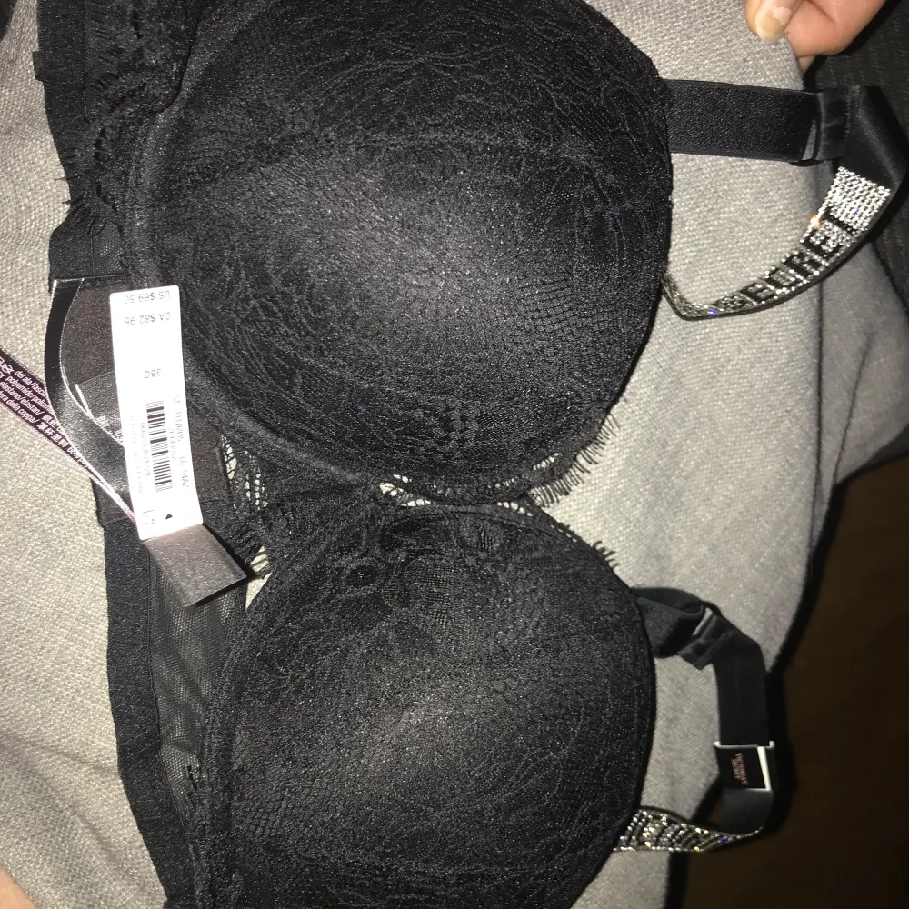 Ny omvänd bh från Victorias secret. Lappen kvar. Nypris ca 700kr. Övrigt.