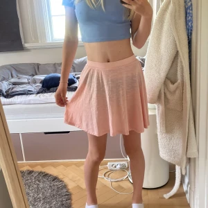 Söt kjol - Köpte för något år sedan, men har används ca 2-3 gånger. Superfin kjol från Åhléns i mjukt tyg, köptes för 200kr