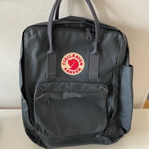 Kånken Fjällräven marinblå - Snygg och bekväm kånkenryggsäck! Marinblå/mörkblå i färgen. Sparsamt använd å inga större skavanker. Helt intakt med medföljande sittdyna. Priset kan diskuteras