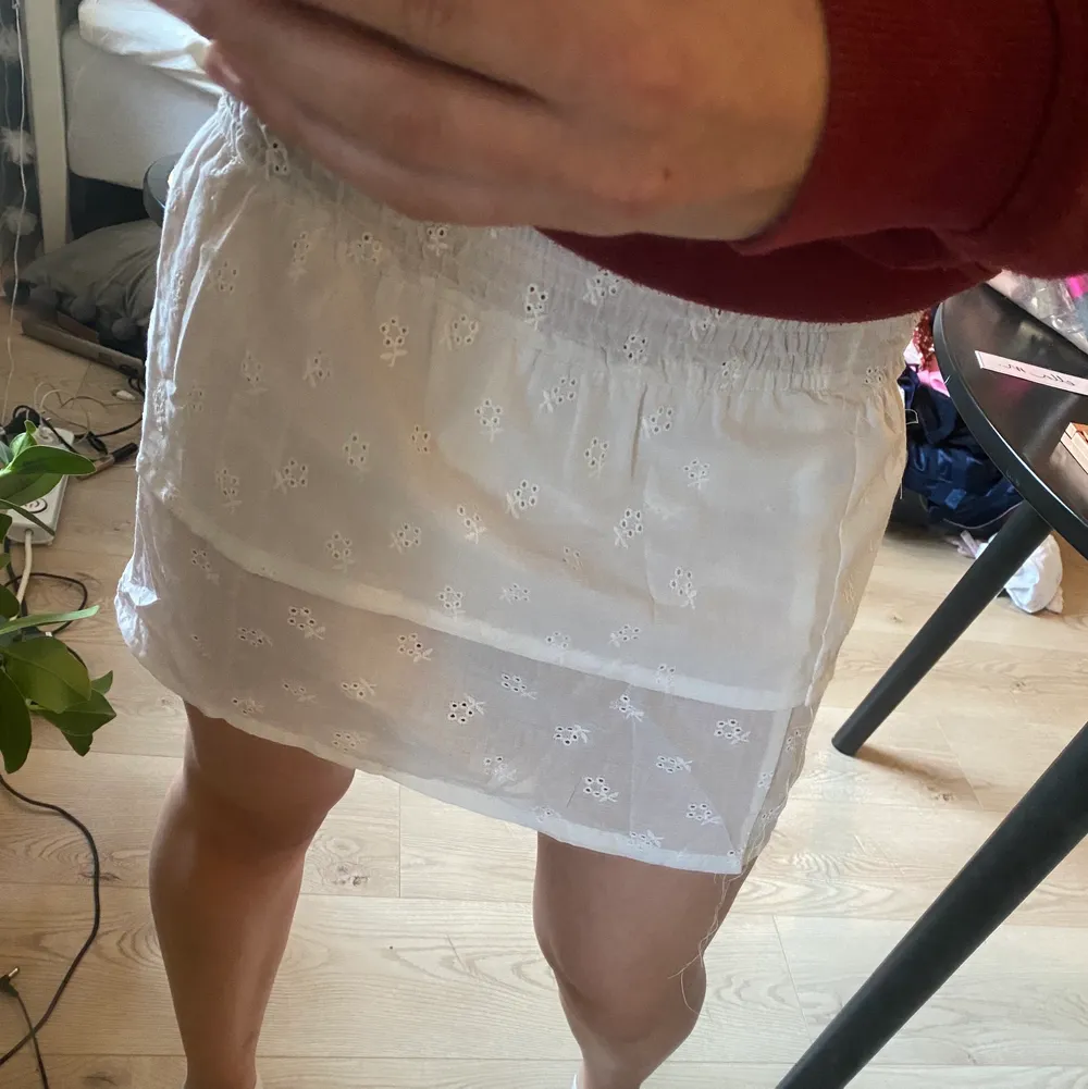 Säljer denna fina kjol jag köpte nyss från plick då den inte rikgit passade mig som jag ville💕 väldigt bra skick då ja endast testat den!. Kjolar.