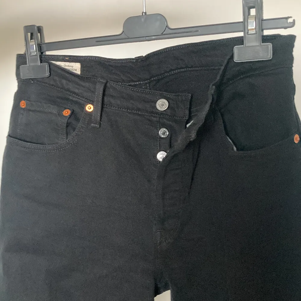Helt oanvända Levis jeans med en synlig knapp och fyra osynliga. Straight pant legs. (kunden betalar frakt). Jeans & Byxor.