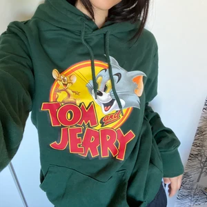 Tom & Jerry hoodie  - Hoodie köpt från H&Ms mansavdelning. Gott skick med en liten fläck på framfickan (se bild nr.3). Använd fåtal gånger och kommer tyvärr inte till mycket användning.