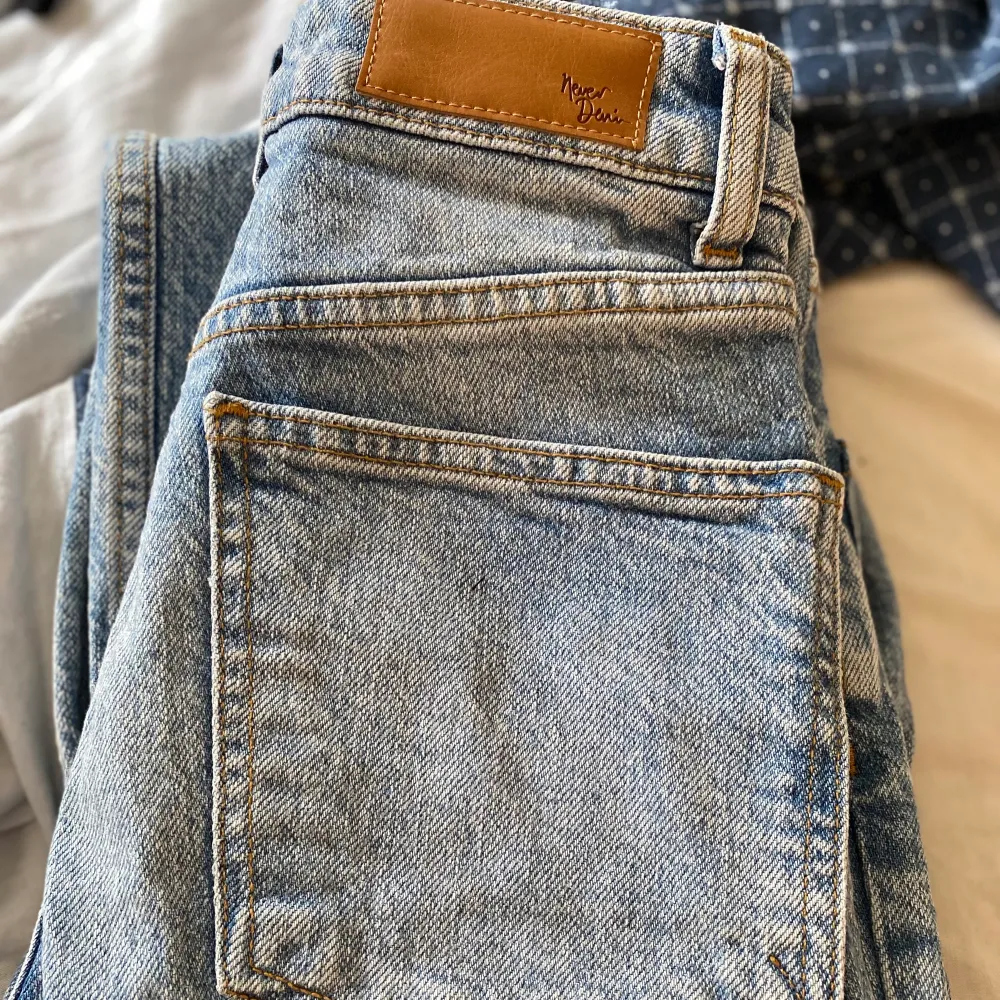 Jeans från bik bok i storlek 34. Frågor eller fler bilder på byxorna kan tas privat. Kan posta eller mötas upp i centrala Stockholm💗. Jeans & Byxor.