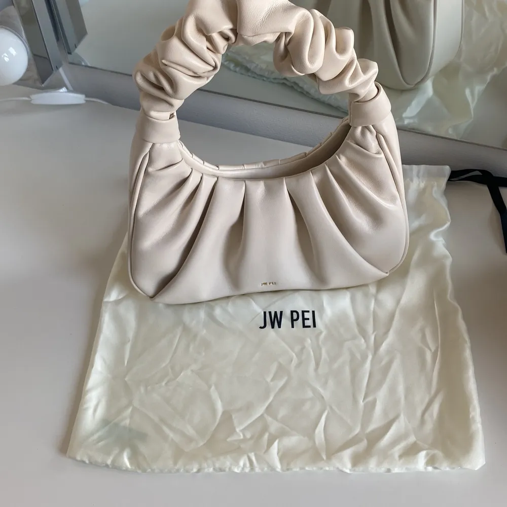 En jw pei gabbi ruched hobo väska, fint skick och inte använd mycket. Köpte den för 900kr men säljer för 500kr💕 dust bag ingår . Väskor.