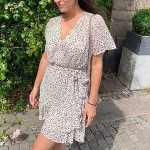 Klänning - Säljer denna så fina klänning ifrån chelsea då jag inte får användning av den så mycket, nypris 599 💜 storlek S men bandet i midjan går att justera till större eller mindre 💜