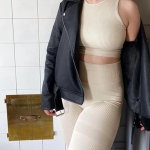 Stronger tränings set - Snyggaste träningskläderna från stronger och sitter som en smäck⚡️ Knappt använda i super bra kvalitet! Toppen passar både s/m 