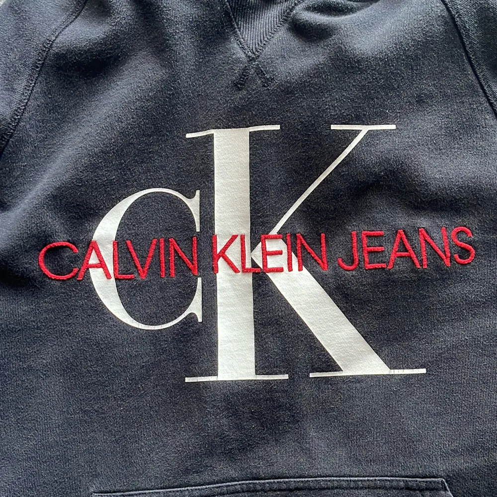 Skön Calvin Klein hoodie i bra skick. Ny pris ligger runt 1200kr . Hoodies.