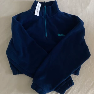 Fleecetröja från Urban Outfitters  - En mörkblå fleecetröja från märket iets frans köpt på Urban Outfitters för några månader sedan. I nyskick med lappar kvar. Storleken är M men skulle säga att den passar Xs & S också.