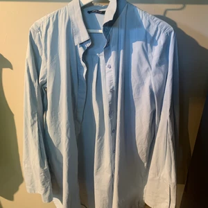 Skjorta från Gina tricot - Blå skjorta från Gina Tricot med breda armar. Super fin att ha öppen med ett linne under😍  Pris + frakt, jag kan mötas upp i Göteborgs området✨