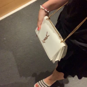 Ysl väska - Super snygg men säljer för kommer inte till användning❤️ köptes i Spanien så den är inte riktig ysl men är riktigt snygg❤️ köptes för 30€ alltså typ 300kr 