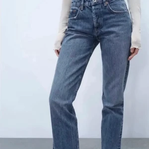 Jeans  - Säljer mina mide rise jenas från zara i mörkblå då jag råkat köpa två av dom 