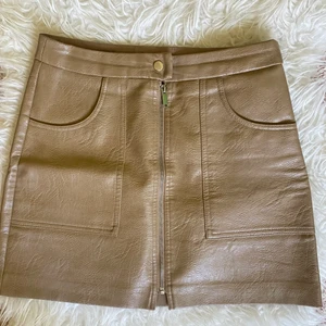 Leather skirt - Beige läderkjol med dragkedja framtill. Litet slitage baktill (se sista bilden). 