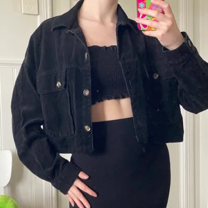 Manchesterjacka - Snygg kort jacka i Manchestermaterial från boohoo i storlek 38/M. Passar bra på mig som har S. Jag har sytt upp den en aning, använd men fortfarande i bra skick. Köpare står för frakt. 🖤