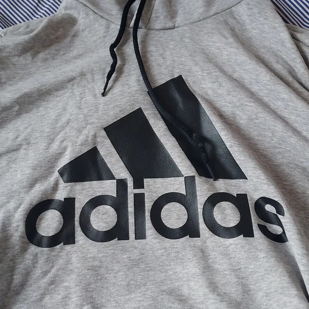 En grå Adidas hoodie som är använd ungefär 3 gånger. Orginalpriset är ungefär 500 kronor. . Hoodies.