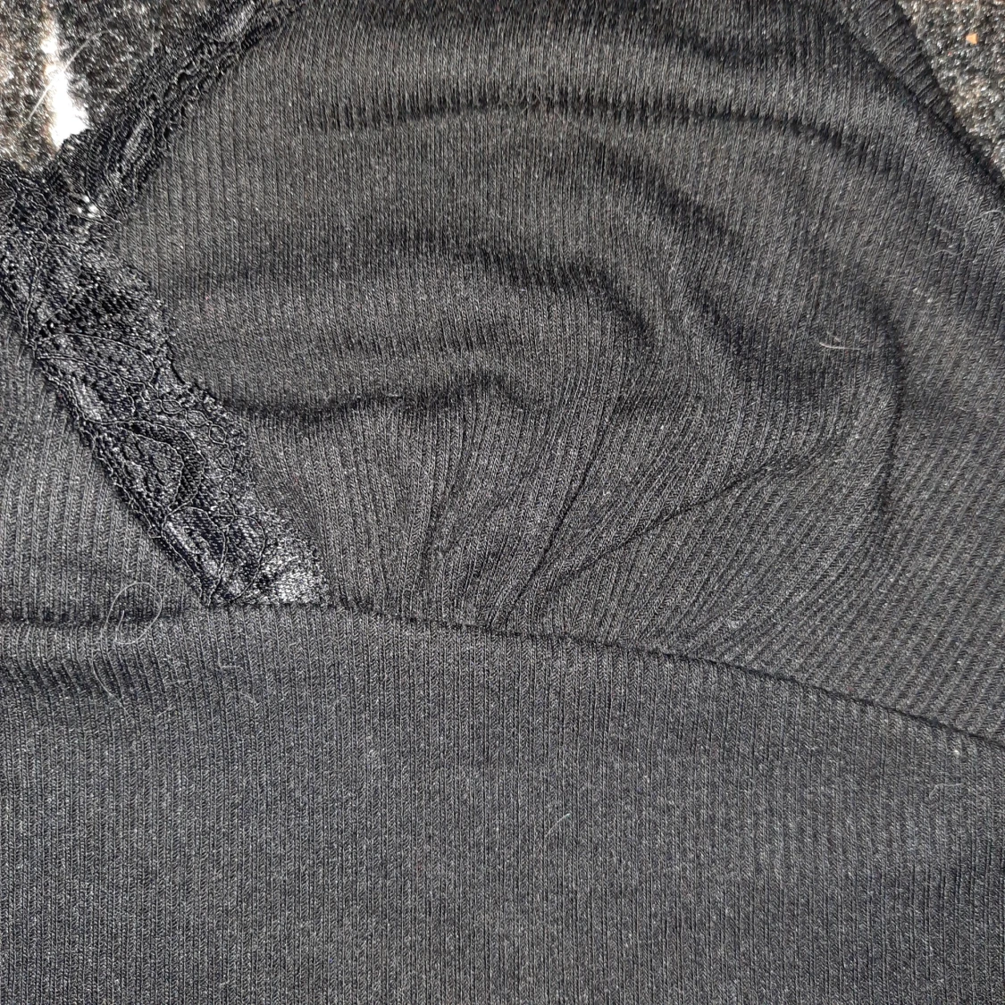 Croppat svart spetslinne - 91