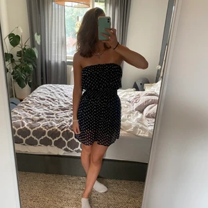 Sommrig Klänning - Super sommrig strapless klänning i marinblå med ett snyggt ”dot” mönster 💞 Klänningen är från märket Shikka London och är köpt i London för några år sedan! 💕 Storleken står inte men skulle säga att den sitter som en S men att den även passar en XS och en mindre M, superfint skick! Bara höra av sig om man vill ha fler bilder elr har frågor 🫶💞 köparen står för frakten 