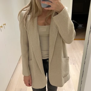Zara kavaj/jacka - En jättefin beige kavaj/jacka från Zara i storlek small💛Passar XS-M!🧡