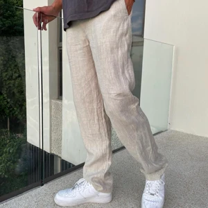 Brallan, BRLN linnebyxor - Kikar intresset på dessa helt oanvända byxor från Brallan😍 Detta är en storlek L, unisex,  en skulle säga att din stolek kan variera på allt mellan S-L. Hör av dig vid frågor så hjälper jag gärna till!🙌🏼 beige färg