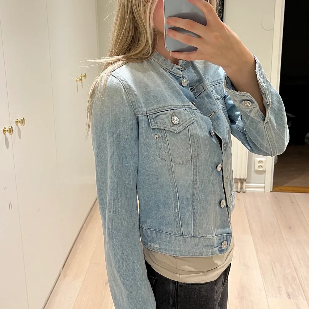 En superfin jeansjacka från Replay i storlek XS!💙💙 Perfekt till speciellt sommaren nu!. Jackor.