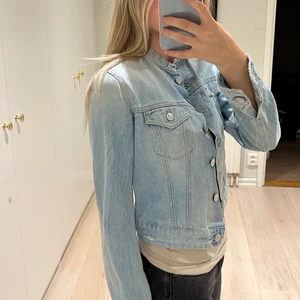 Replay jeansjacka - En superfin jeansjacka från Replay i storlek XS!💙💙 Perfekt till speciellt sommaren nu!