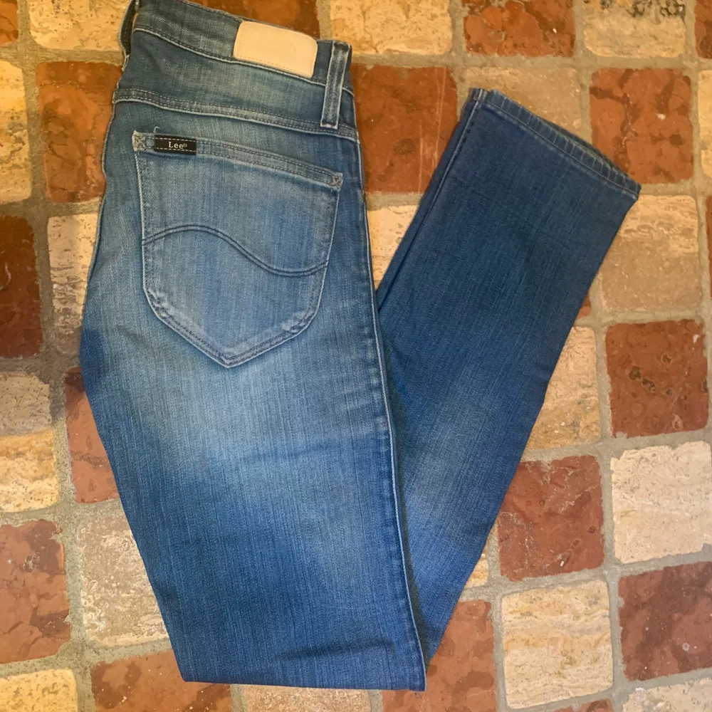 Jeans från Lee i modellen Jade. W24 l31 och passar Xs/S. Jeans & Byxor.