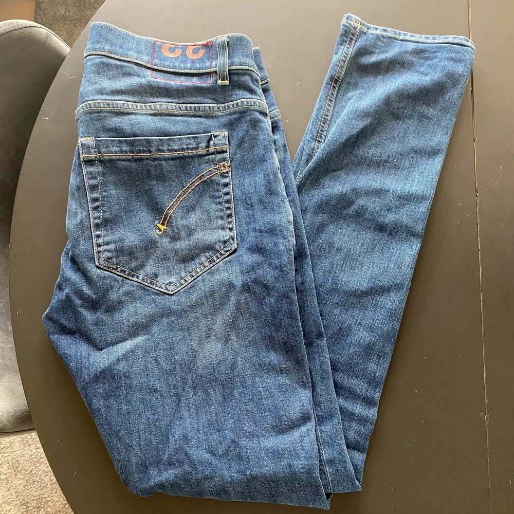 Ett till par dondup jeans till salu! Också i ett otroligt bra skick. Köpta från dondups hemsida. Modellen är George skinny fit och storleken är 33. Var inte rädd att fråga om fler bilder vid intresse!. Jeans & Byxor.