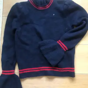 Fin tröja med mjuka detaljer från Sandro . Knappt använd . Inköpt på NK Stockholm i höstas för 1900:- 