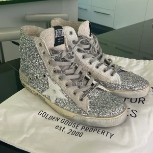 Oanvända golden goose - Superfina oanvända golden goose sneakers. Nypris cirka 5.000kr. Storlek 38. Dustbag medföljer💞