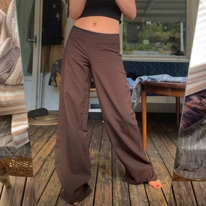 Bruna byxor - Jättefina bruna kostymbyxor med dragkedja på sidan. Som NYA. Storlek 36, jag är 170cm som referens. 💓 (Har lagt upp massa nytt, kolla gärna min profil :))