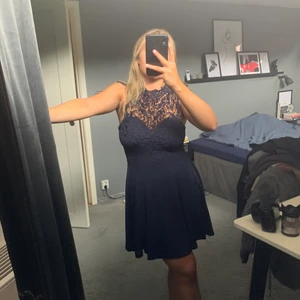 Fin event klänning  - Hade denna för många år sedan på min bak i 9an. Har tyvärr inte kommit till användning sedan dess. Den är otroligt bekväm med väldigt elastiskt tyg, och jättefin i både rygg och med alla broderier.