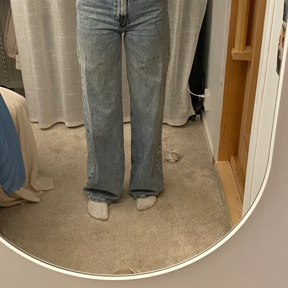 Helt nya jeans från Bikbok, inte min stil. Strlk 36. Jeans & Byxor.