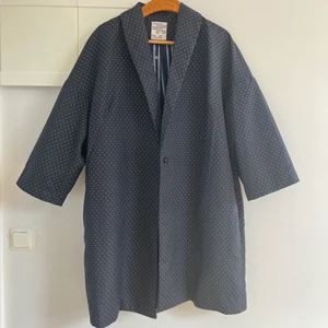 Kappa kavaj storlek 42 Baum und Pferdgarten - Tunn kappa/kavaj i storlek 42. Jag är vanligtvis en S-M och har burit den som väääldigt oversize. 