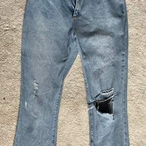 Snygga high waiste jeans från Abrand som sitter perfekt. Endast använda ett fåtal gånger. 