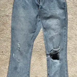 Snygga high waiste jeans från Abrand som sitter perfekt. Endast använda ett fåtal gånger. 