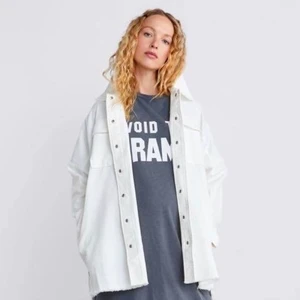 Vit oversize jeansjacka ZARA strl. S - Jeansjacka i väldigt fint skick, knappt använd, oversize strl S så den passar mig som är 38/40 och ändå är luftig (får plats med hoodie under). Tunnare tyg så passar bra till sommaren. 