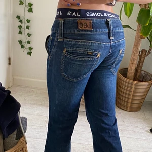 Lee jeans lågmidjade - ⛑INTRESSEKOLL⛑ vet inte ifall jag vill sälja dessa super snygga lågmidjade lee jeansen💞 så säljer endast vid bra pris, midjemåttet är 74 cm innebred är 73 cm passar mig som har storlek 34/xs och är 163 💞 skriv för fler bilder