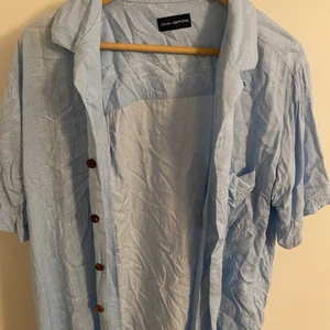Kortärmad skjorta - Skick 9/10 den har varit andvänd några få ggr men inga flaws eller liknande täcken på att den varit andvänd.  Designer: John Asford  Skriv för mer info Storlek M/L